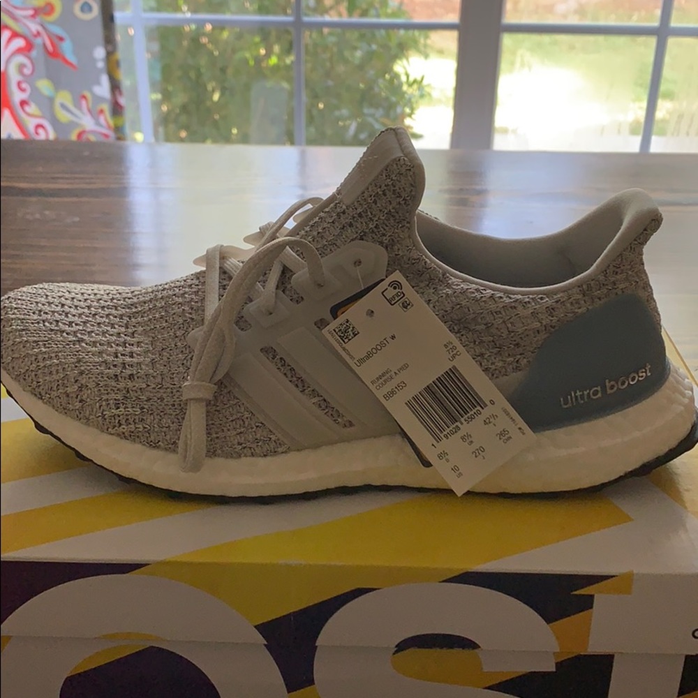 Women’s tennis shoes